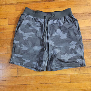 Lululemon Men's Athletic Shorts Green Gray Camo Medium